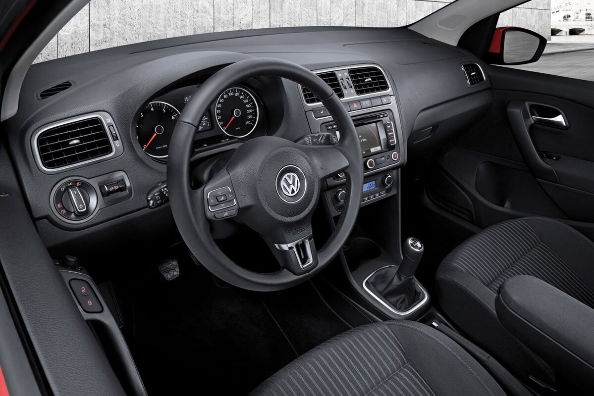 VW-New-Polo-Interior-3-lg.jpg