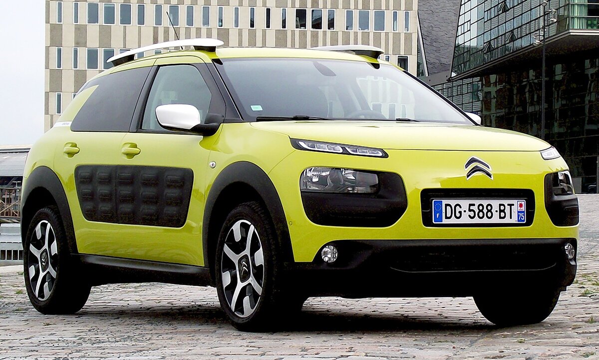 2014_Citroën_C4_Cactus_Feel_Edition_PureTech_e-THP_110_Vorderansicht_Hello_Yellow_Amsterdam_(cropped).jpeg